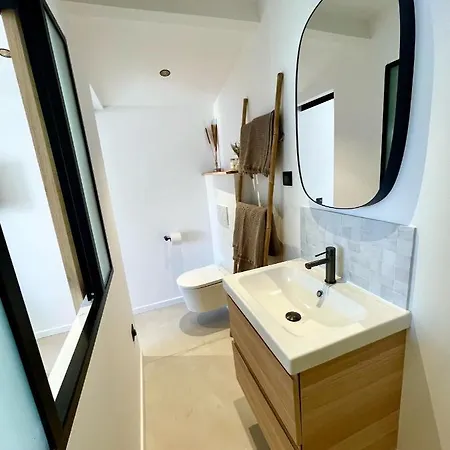 Grand Renove De Style Boheme Chic, Avec Patio & Au Coeur Du Village Apartment *